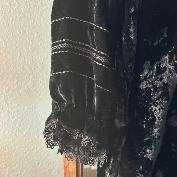 Elegant Black Crushed Velvet Women's Top - Picture 4 of 6